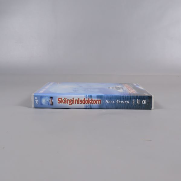 DVD-boxen med titeln Skärgårdsdoktorn i liggande position
