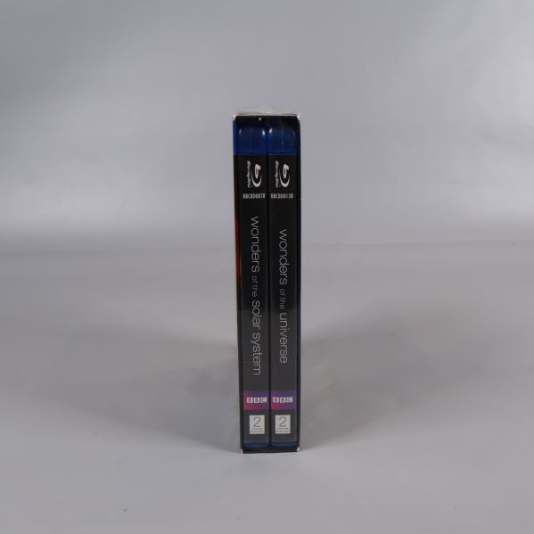 Öppnad Blu-ray-box visar två separata fodral