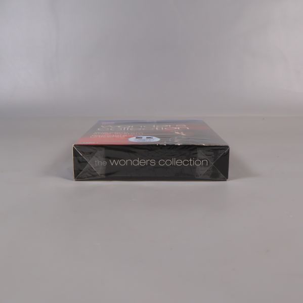 Ovansidan av The Wonders Collection Blu-ray-box med titel
