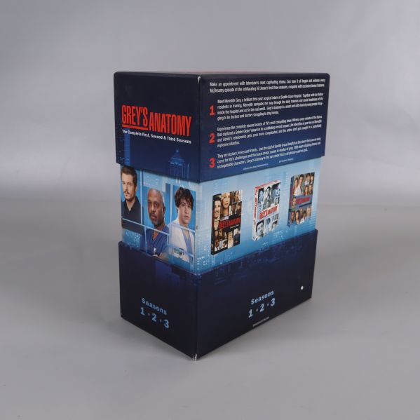 Baksidan av Grey's Anatomy säsong 1-3 box med text och bilder