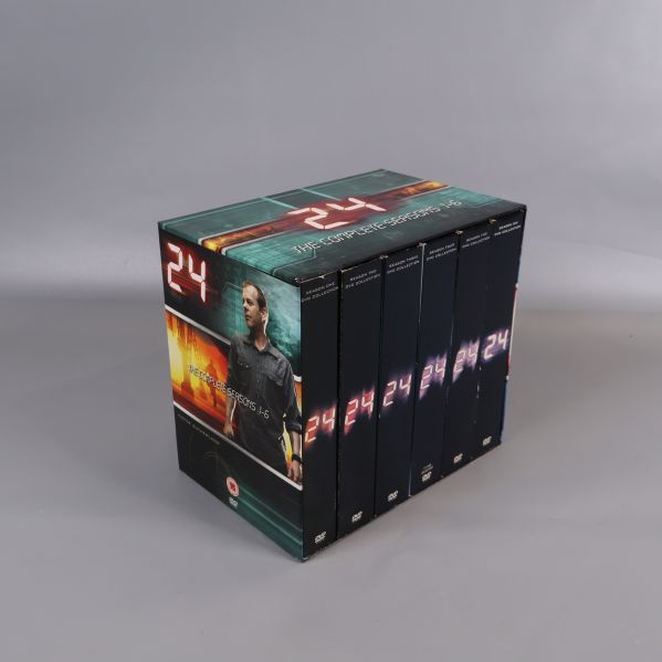 DVD-boxen 24 med sex säsonger stående på rad i svart kartong