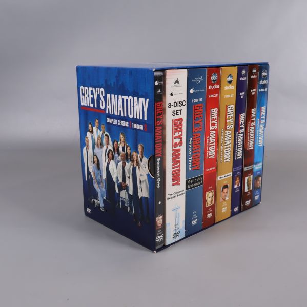 Grey's Anatomy box med säsongerna synliga från sidan