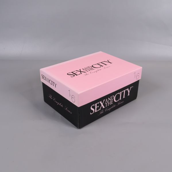 Sex and the City Complete boxset med rosa lock och svart bas