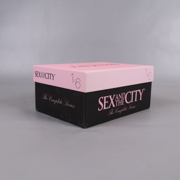 Sex and the City boxset, rosa och svart design från sidan