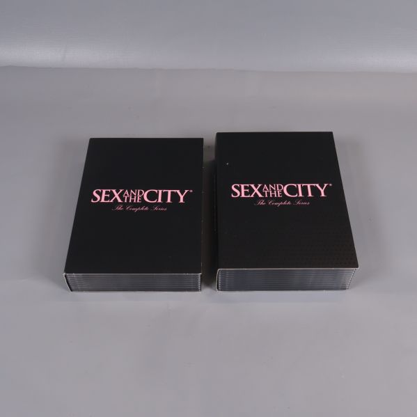 Två svarta boxar med Sex and the City Complete Series logga