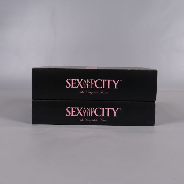 Sida av två staplade Sex and the City boxar, logotyp synlig
