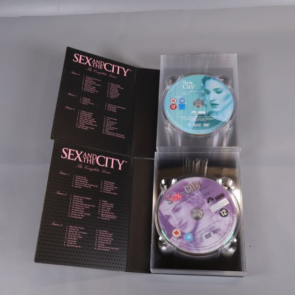 Öppnade boxar visar DVD-skivor och avsnittslistor för Sex and the City