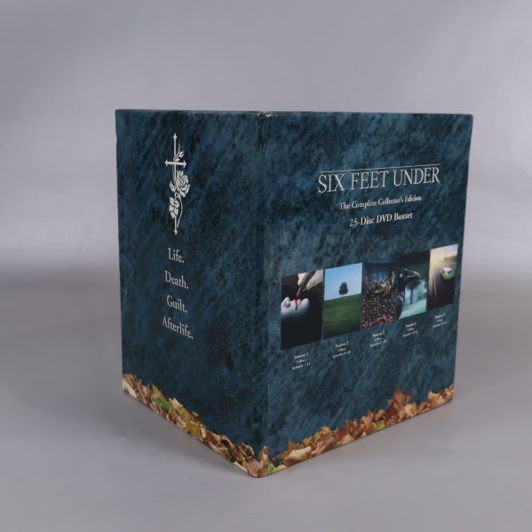 Baksidan av Six Feet Under box med motiv och beskrivning