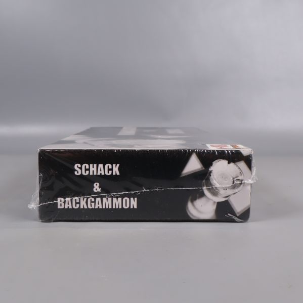Kortända av box med schack och backgammon text och illustration