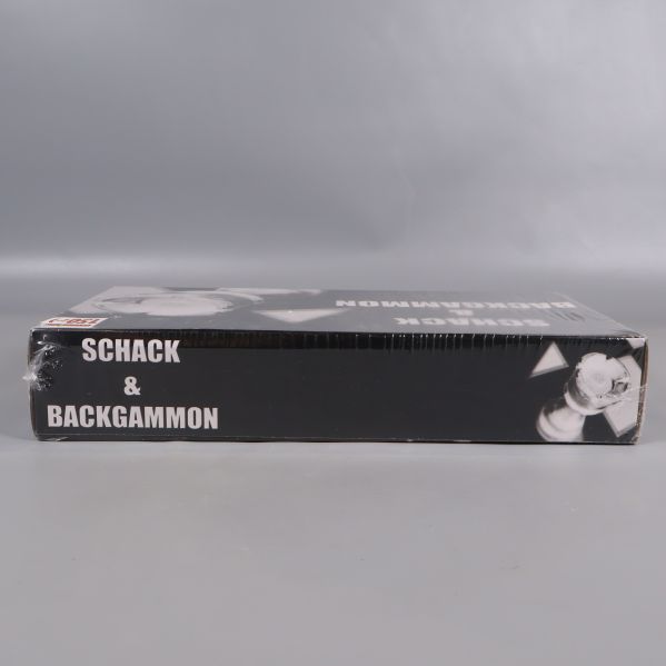 Långsida av box med stor schack och backgammon logotyp