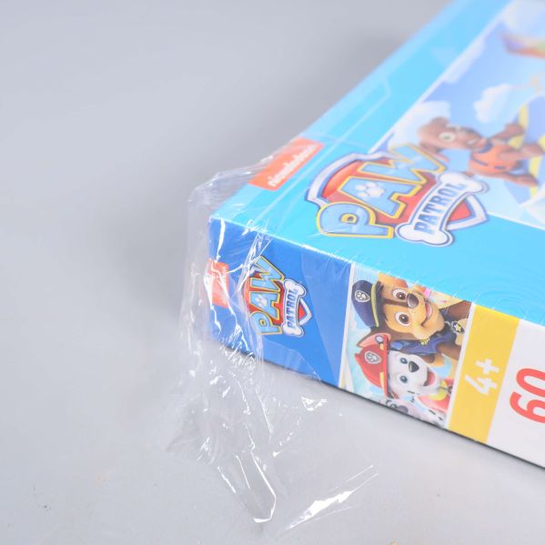 Närbild på hörn av Paw Patrol pussel med plastskydd