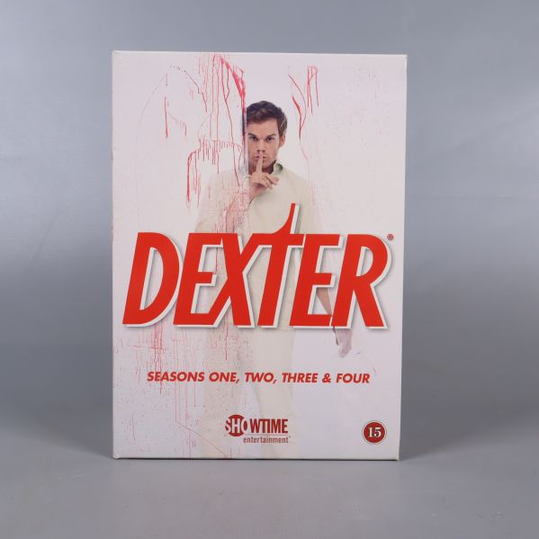 Dexter säsong 1-4 DVD-box med blodstänk och huvudkaraktär