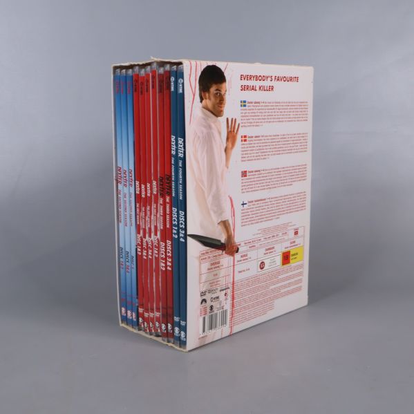 Dexter box öppen i vinkel, synliga dvd-fodral och baksida