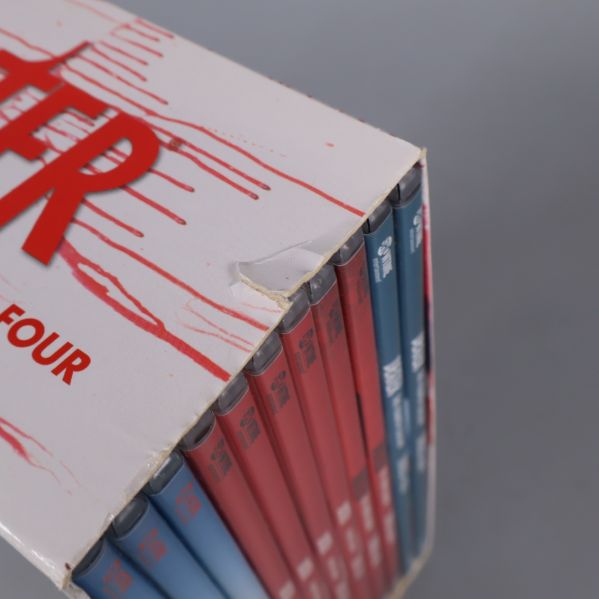 Närbild på hörnskada och dvd-fodral i Dexter boxen