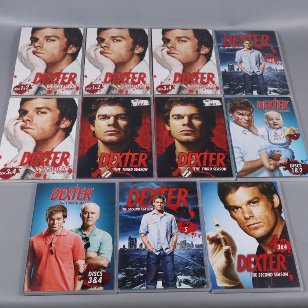 Dexter säsong 1-4 dvd-fodral upplagda och tydligt uppmärkta