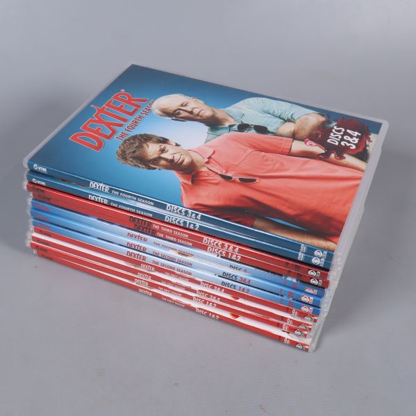 Dexter dvd-fodral staplade på varandra utanför boxen