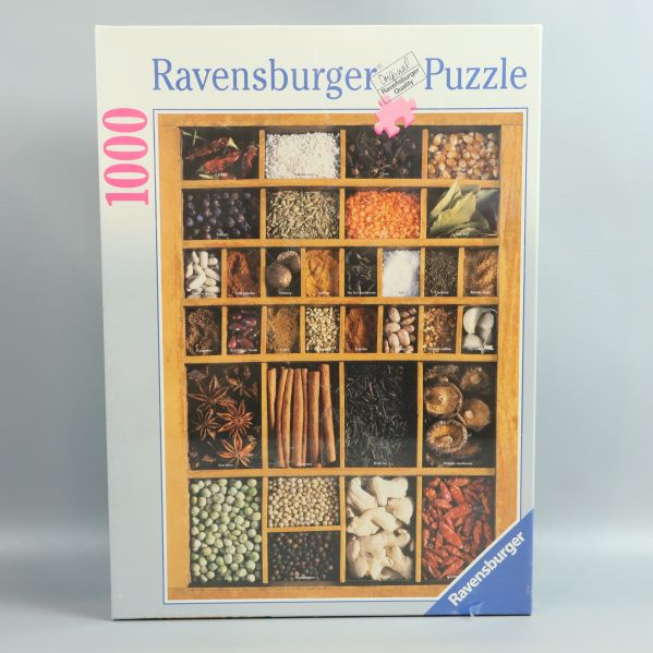 Framsida av Ravensburger pussel med kryddhylla och 1000 bitar
