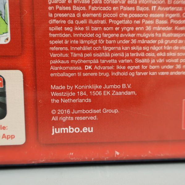 Närbild på baksidan av kartongen med tillverkare och adressinformation