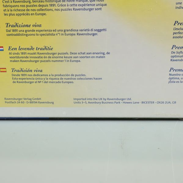 Närbild på baksidan av asken med Ravensburger och Disney-information