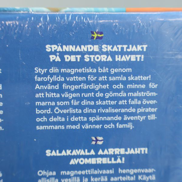 Text om spelmekaniken och temat på Bermuda Pirates baksida