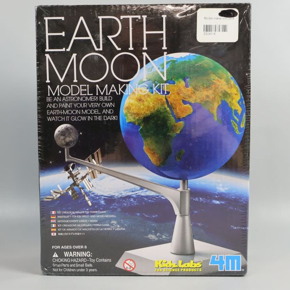 Framsida av Earth & Moon model making kit för barn