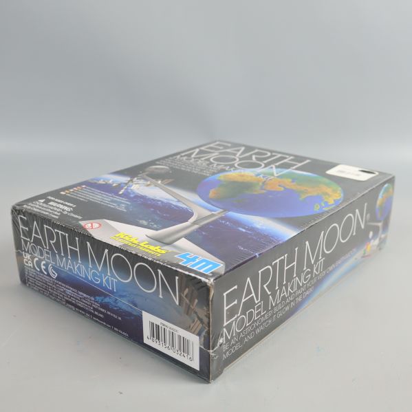 Earth & Moon model making kit sett från sidan med logotyper och märkningar