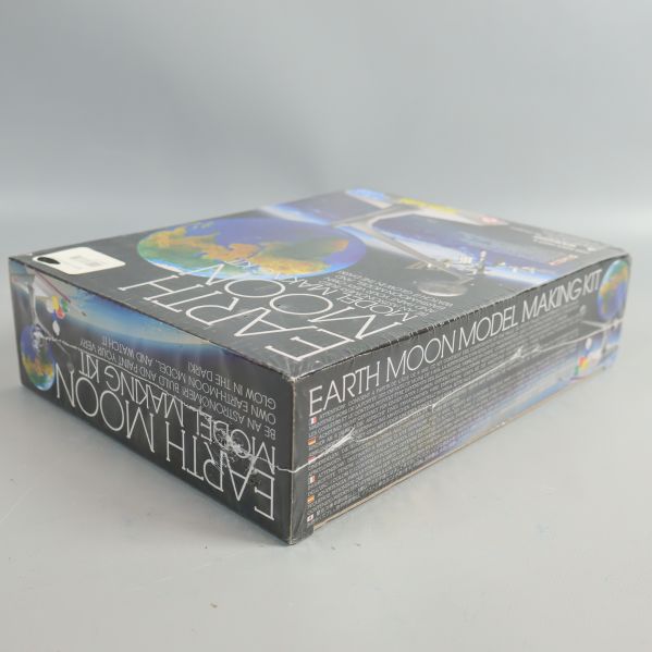 Earth & Moon model making kit lutande vy, visar sidotext och design