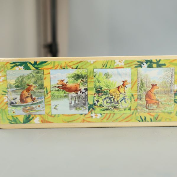 Sidovy med fyra små illustrationer av Mamma Mu i olika aktiviteter
