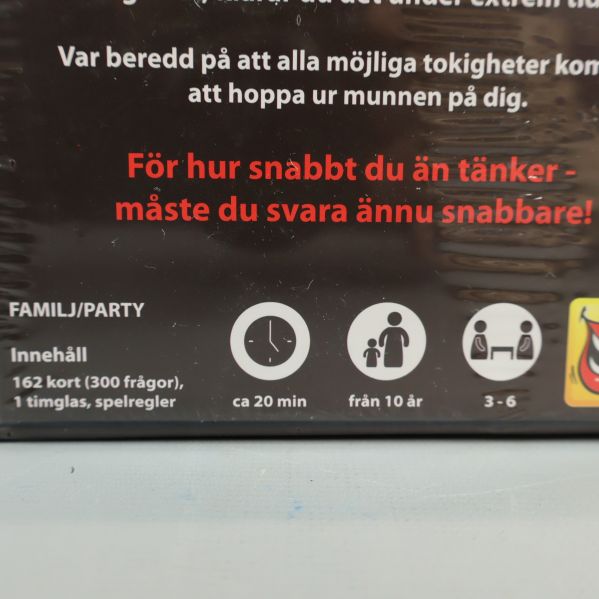 Närbild på baksidan visar ikoner för spelregler och innehåll