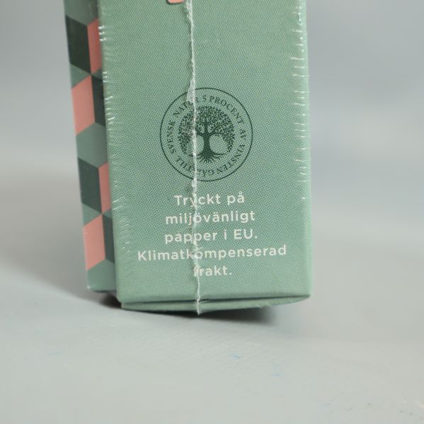 Text om miljövänligt papper på långsidan av spelasken