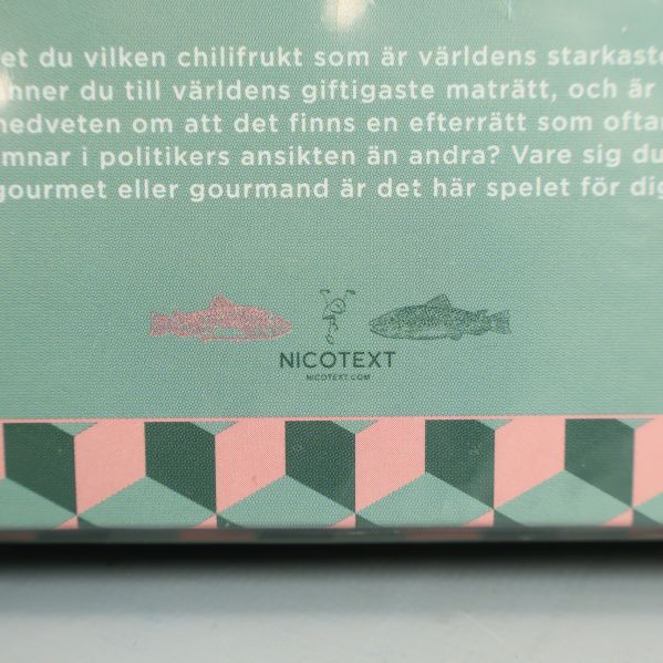 Baksidans detalj med Nicotext logotyp under två fiskillustrationer