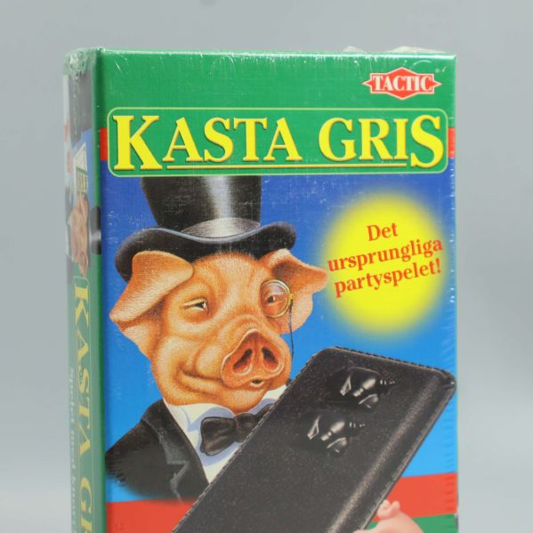 Närbild på framsidan av Kasta Gris med logotyp och gris i hatt