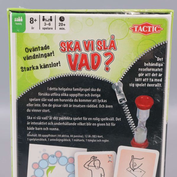 Detaljerad bild på baksidan med regler och symboler