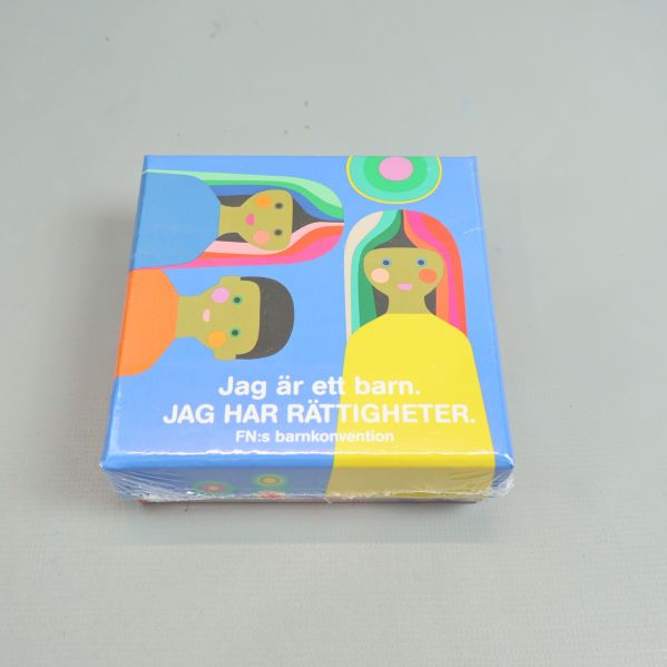 Framifrån av spelask med barnmotiv och text om barns rättigheter
