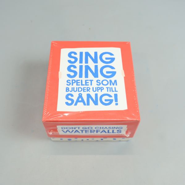 Spelets framsida med texten Sing Sing