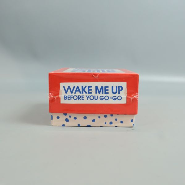 Sida av lådan med texten Wake me up before you go-go