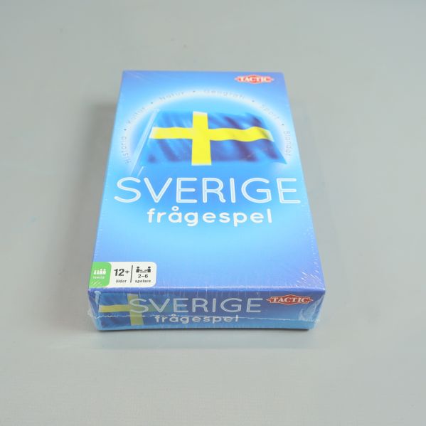 Framsidan av box till Sverige frågespel med svensk flagga