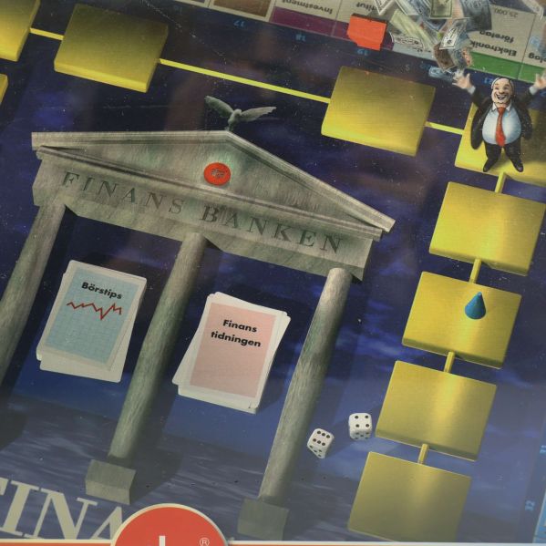 Detaljerad närbild av Finans-bankens motiv på spelplanen