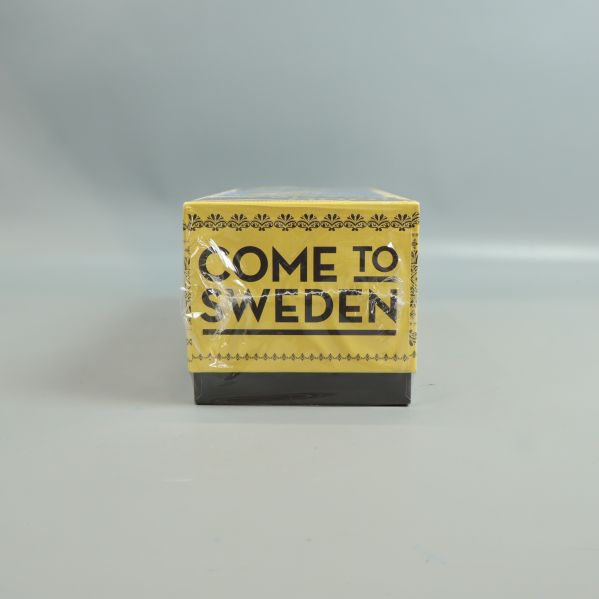Kortsida med texten Come to Sweden på gul grund