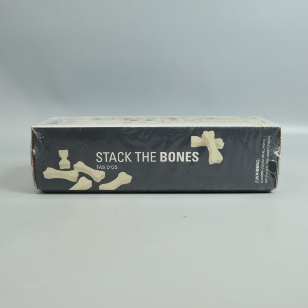 Andra sidan av lådan med Stack the Bones-logotyp och benmotiv