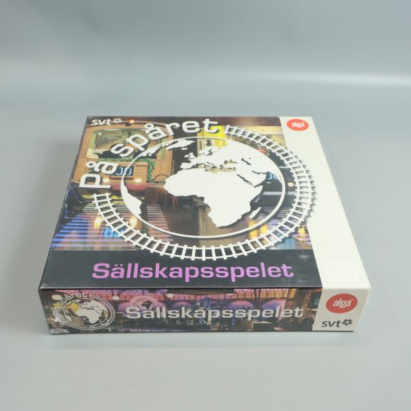 Framsidan av På spåret sällskapsspel i box