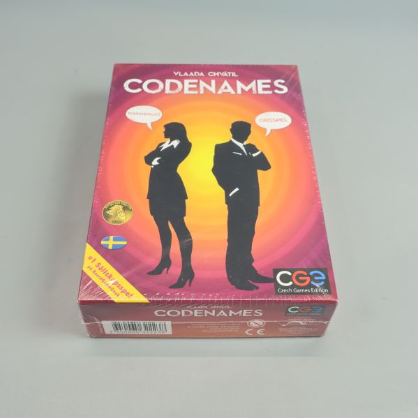 Framsida av Codenames spelbox med agentgrafik och logotypen CGE