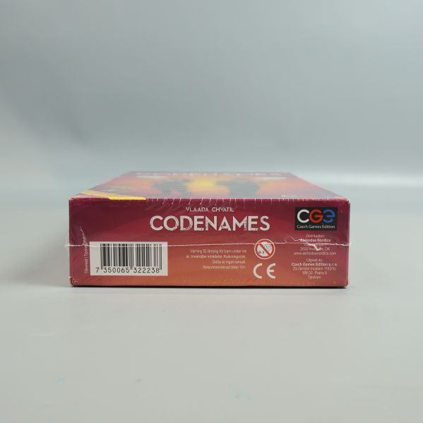 Kortände på Codenames spelbox med logga och text