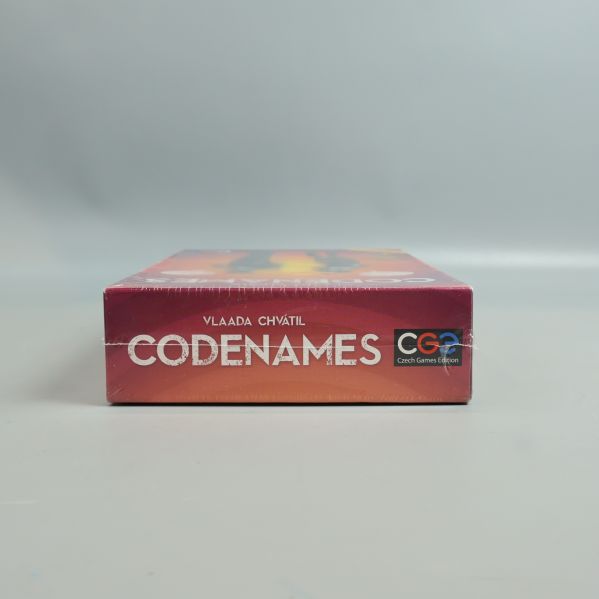 Kortände på boxen med Codenames-titel och CGE-logotyp