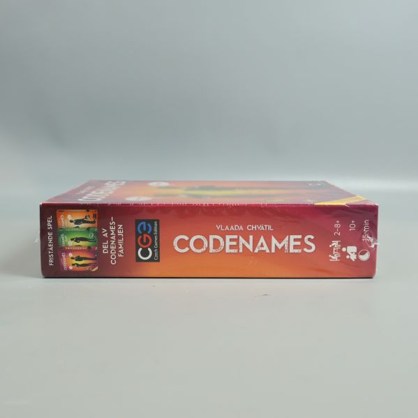 Långsida av Codenames box med illustrerade figurer och speltitel