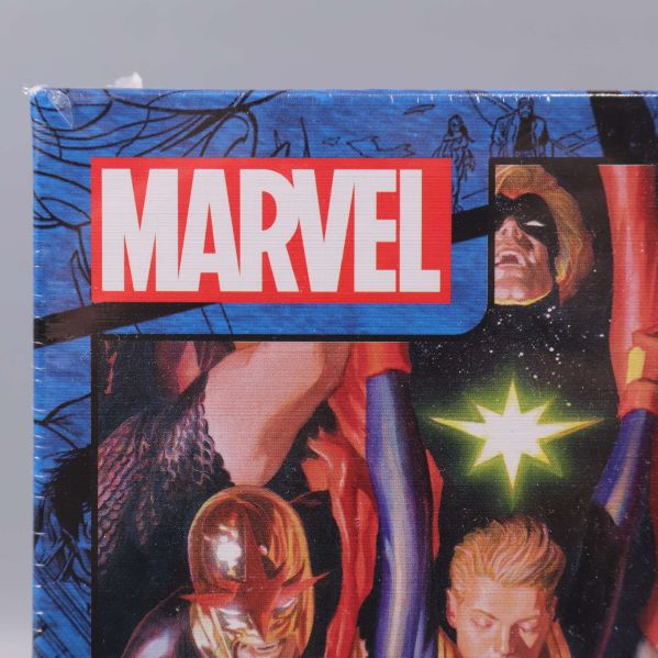 Närbild av Marvel-logotyp på pussellådan