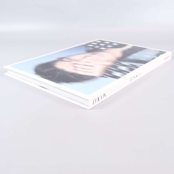 Fotobok i liggande vinkel visar tjocklek och omslag