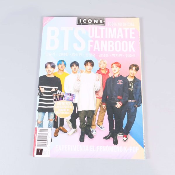 BTS Ultimate Fanbook framsida med hela gruppen