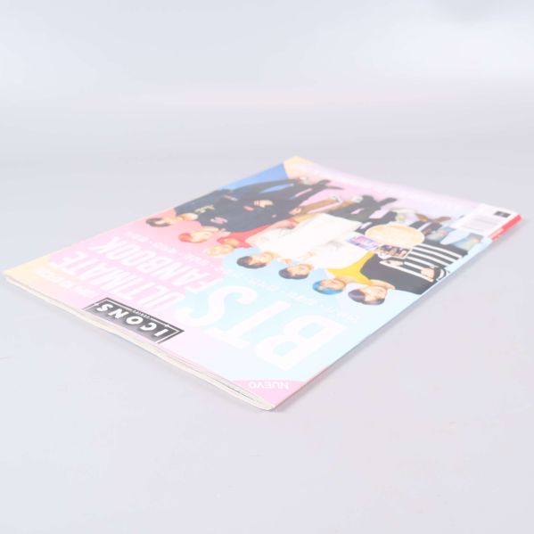 BTS Ultimate Fanbook liggande från sidan