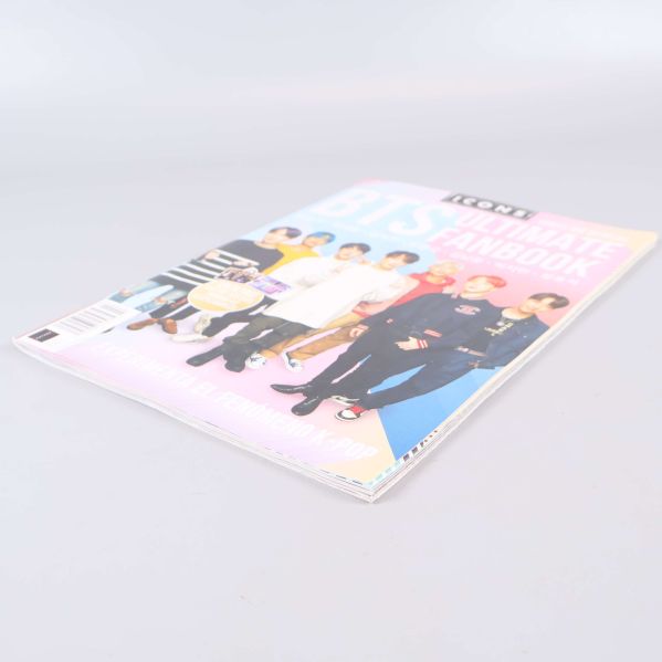 BTS Ultimate Fanbook liggande snett framifrån